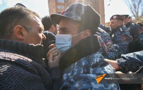 Полиция задерживает активистов на проспекте Баграмяна (13 марта 2021). Еревaн - Sputnik Армения