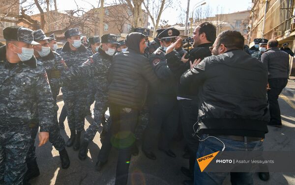 Стычка между активистами и сотрудниками правоохранительных органов на улице Зурабяна (13 марта 2021). Еревaн - Sputnik Армения