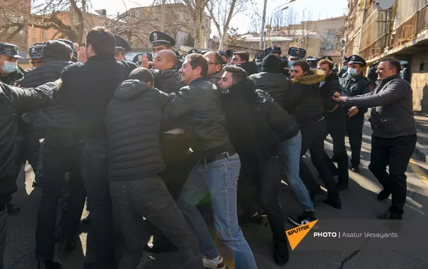 Стычка между активистами и сотрудниками правоохранительных органов на улице Зурабяна (13 марта 2021). Еревaн - Sputnik Армения