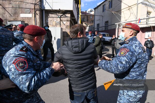 Полиция задерживает активистов на улице Зурабяна (13 марта 2021). Еревaн - Sputnik Армения