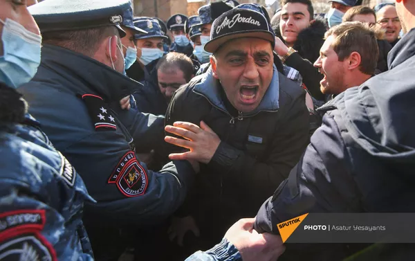 Полиция задерживает активистов на улице Зурабяна (13 марта 2021). Еревaн - Sputnik Армения