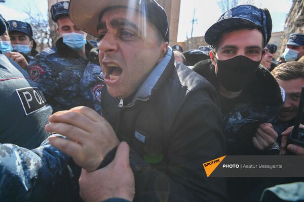 Полиция задерживает активистов на улице Зурабяна (13 марта 2021). Еревaн - Sputnik Армения