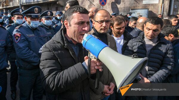 Герасим Варданян обращается к собравшимся на улице Зурабяна (13 марта 2021). Еревaн - Sputnik Արմենիա