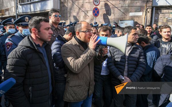 Айк Мамиджанян обращается к собравшимся на улице Зурабяна (13 марта 2021). Еревaн - Sputnik Армения