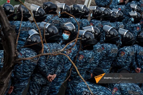 Ոստիկանությունն ընդդիմության հանրահավաքի ժամանակ (մարտի 10, 2021 թ.), Երևան
 - Sputnik Արմենիա