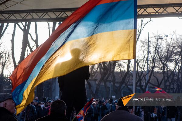 Վազգեն Մանուկյանը եռագույնի հետևում՝ ընդդիմության հանրահավաքի ժամանակ (մարտի 9, 2021 թ.), Երևան - Sputnik Արմենիա
