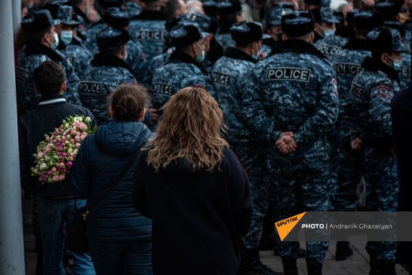 Девушки с букетом пытаются пройти сквозь полицейский кордон на улице Демирчяна во время митинга оппозиции (9 марта 2021). Еревaн - Sputnik Армения