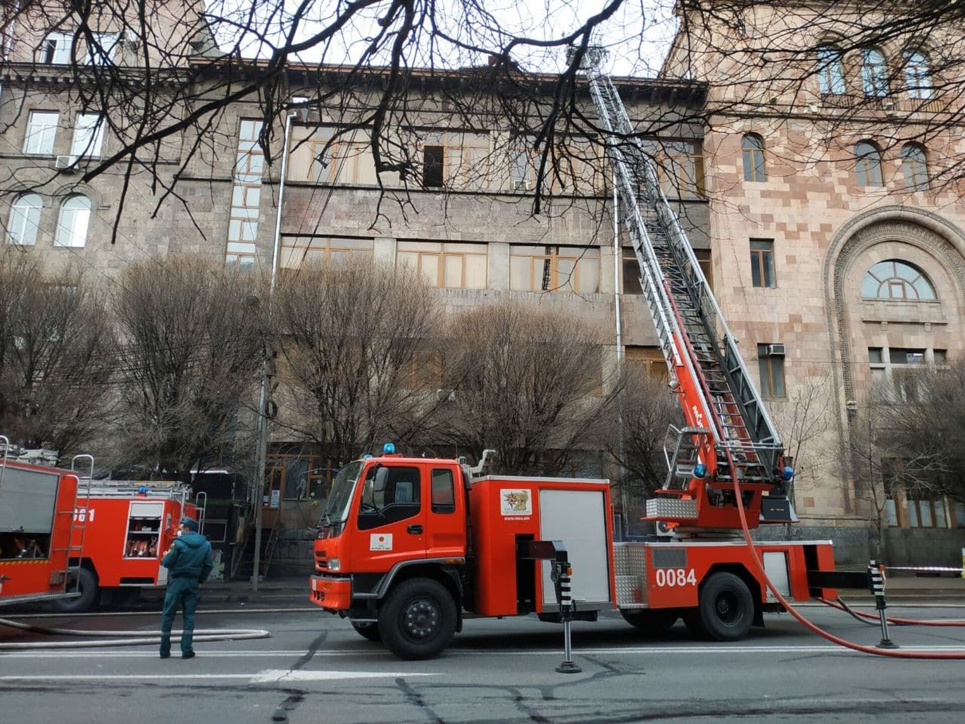 В здании почты в центре Еревана произошел пожар - видео - Sputnik Армения, 1920, 15.03.2021
