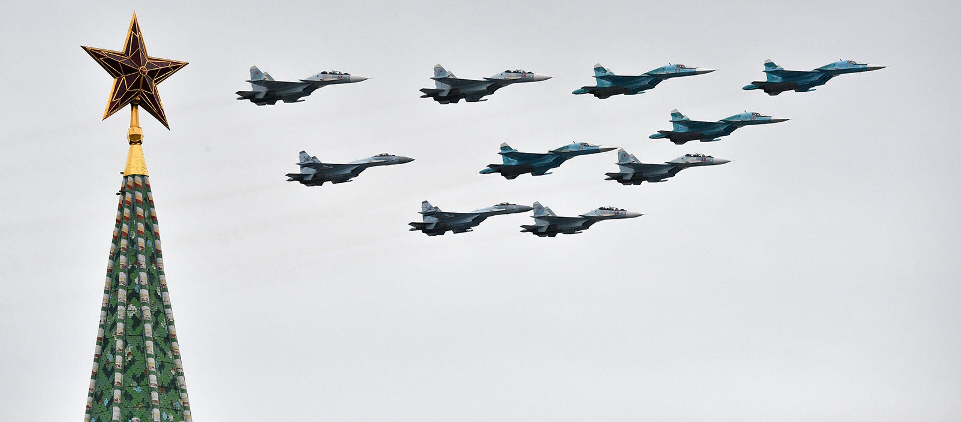 Строй тактическое крыло из истребителей Су-30СМ, Су-35С и бомбардировщиков Су-34 на воздушном параде Победы (9 мая 2020). Москвa - Sputnik Արմենիա, 1920, 15.03.2021