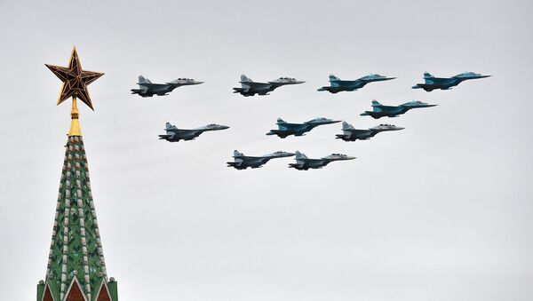 Строй тактическое крыло из истребителей Су-30СМ, Су-35С и бомбардировщиков Су-34 на воздушном параде Победы (9 мая 2020). Москвa - Sputnik Արմենիա