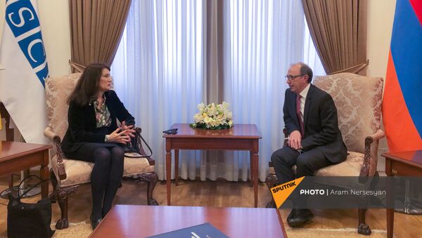 Министр иностранных дел Ара Айвазян и действующий председатель ОБСЕ, министр иностранных дел Швеции Анн Линде во время встречи в МИД Армении (16 марта 2021). Еревaн - Sputnik Армения
