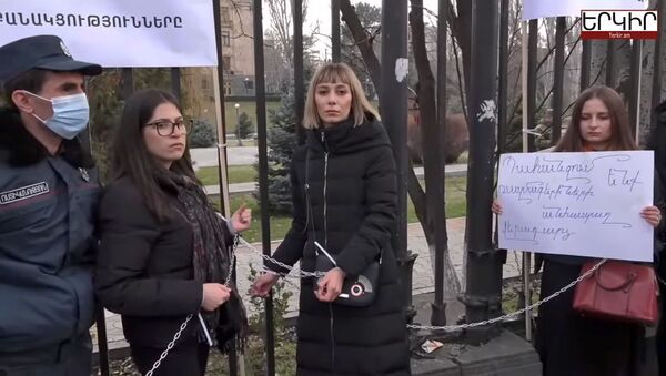Связанные железными цепями девушки провели акцию у парламента (16 марта 2021). Еревaн - Sputnik Արմենիա