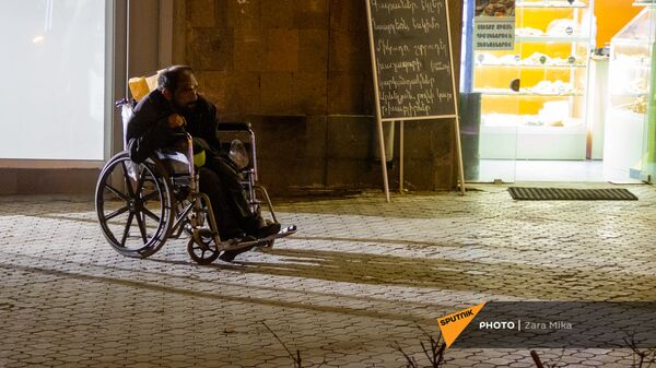 Пожилой человек в инвалидной коляске на улице Абовяна - Sputnik Армения