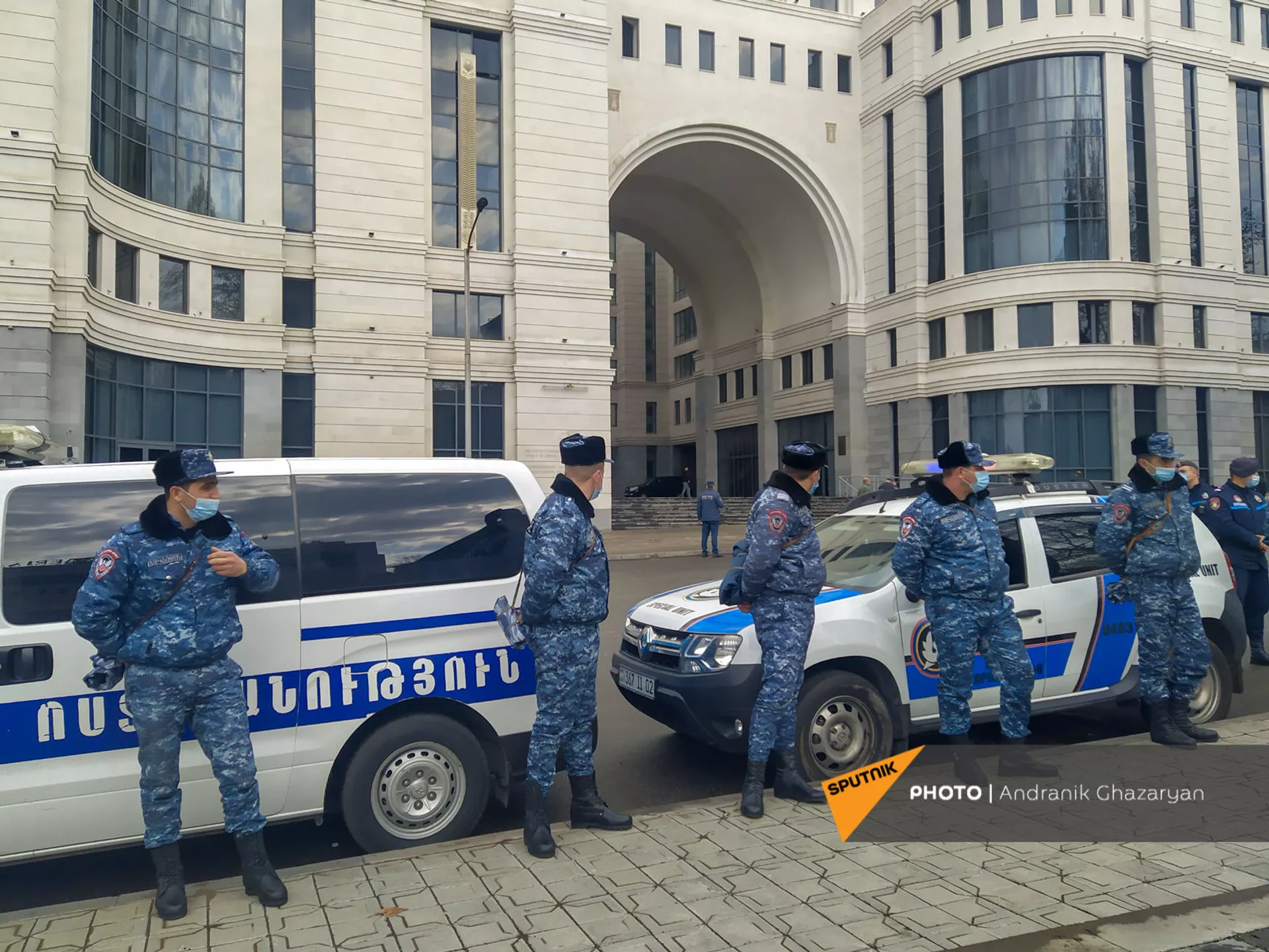 Напугали Пашиняна? Активисты навели десятки полицейских на здание Минобразования Напугали Пашиняна? Активисты навели десятки полицейских на здание Минобразования - Sputnik Армения, 1920, 17.03.2021