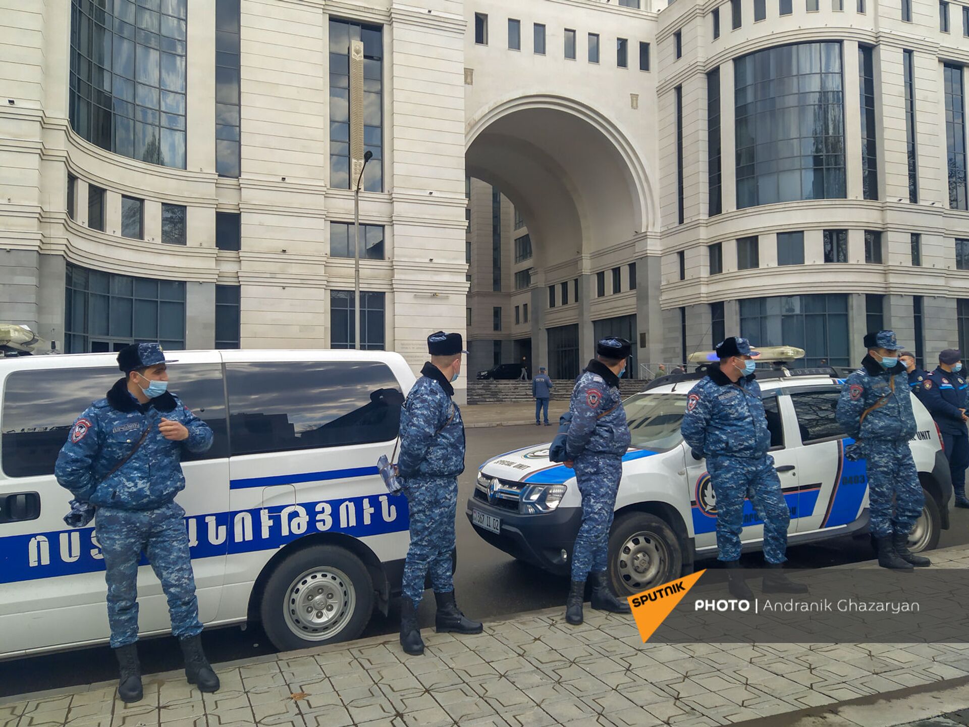 Напугали Пашиняна? Активисты навели десятки полицейских на здание Минобразования - Sputnik Армения, 1920, 17.03.2021
