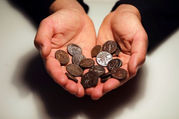Древние монеты, обнаруженные израильскими археологами в пещерах Иудейской пустыни - Sputnik Армения