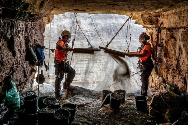 Археологи просеивают почву во время раскопок в Пещере Ужаса в Иудейской пустыне - Sputnik Армения