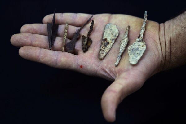 Наконечники стрел и копий, обнаруженные израильскими археологами в пещерах Иудейской пустыни - Sputnik Армения