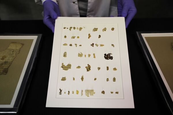 Фрагменты свитка древнего библейского текста в лабораториях Управления древностей Израиля в Иерусалиме - Sputnik Армения