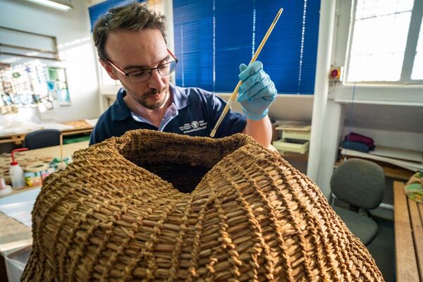 Израильский археолог реставрирует корзину периода неолита, обнаруженную в Иудейской пустыне - Sputnik Армения