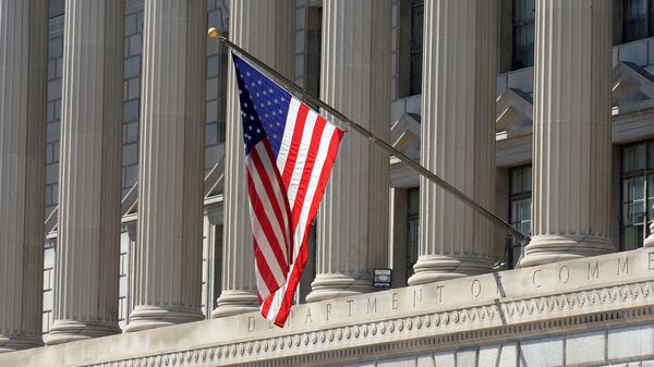 Государственный флаг США на здании министерства торговли в Вашингтоне - Sputnik Армения