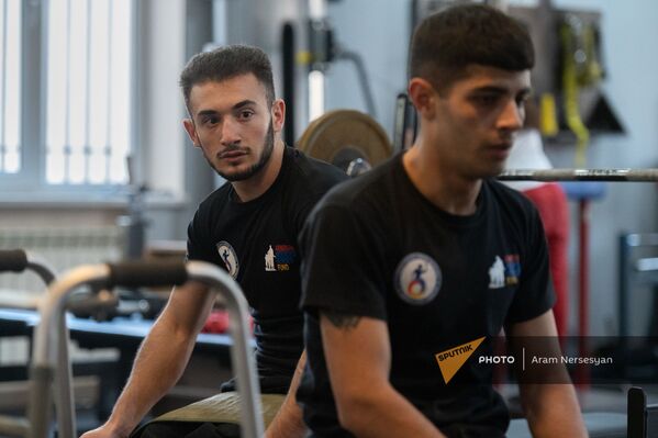 Участник последней карабахской войны Арарат Торосян (слева) в спортзале Легенды Федерации спорта инвалидов РА - Sputnik Армения