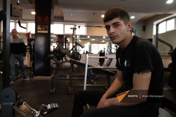 Участник последней карабахской войны Саркис Арутюнян восстанавливает силы в спортзале Легенды Федерации спорта инвалидов РА - Sputnik Армения
