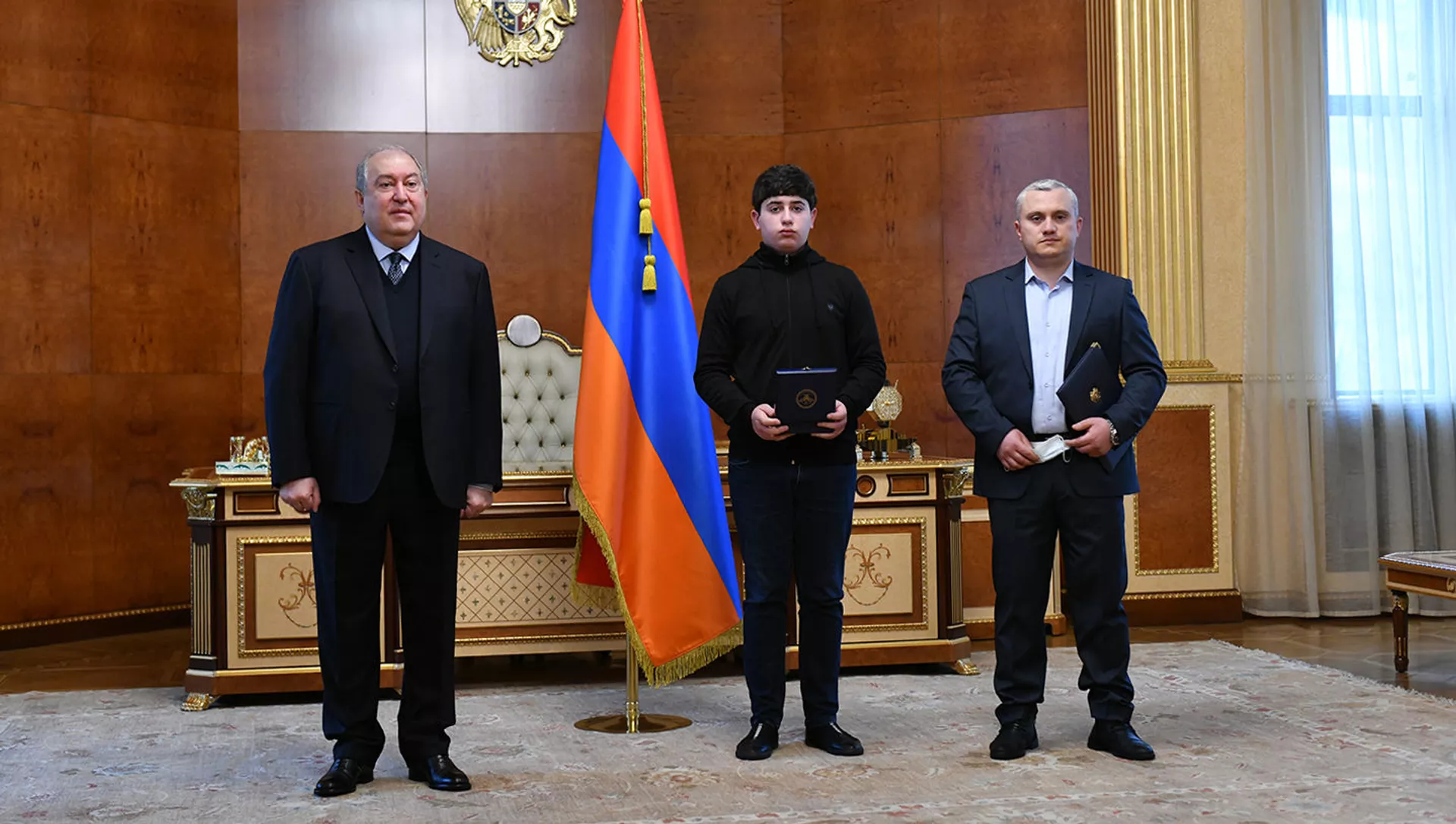 Президент Армен Саркисян наградил посмертно генерал-полковника Гургена Далибалтяна и полковника Татула Казаряна орденом Отечество (18 марта 2021). Еревaн
