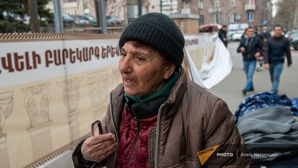 Уличная продавщица Алла беседует с корреспондентом Sputnik Армения - Sputnik Արմենիա