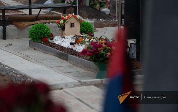 Клумба в форме домика на могиле в военном пантеоне Ераблур - Sputnik Армения