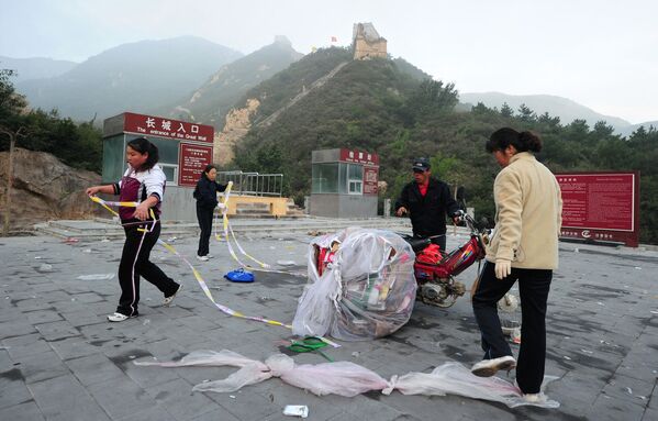 Տեղի բնակիչները չինական Մեծ պատի հեռավոր հատվածում գիշերային թռիչքից հետո մաքրում են աղբը  - Sputnik Արմենիա