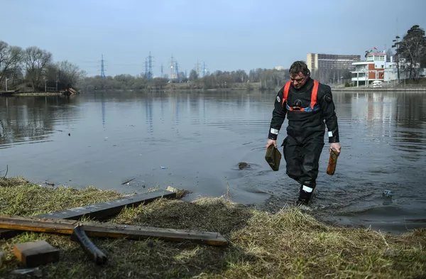 Сотрудник спасательной службы на водных объектах во время очистки дна водоема от мусора в Москве Сотрудник спасательной службы на водных объектах во время очистки дна водоема от мусора в Москве - Sputnik Армения