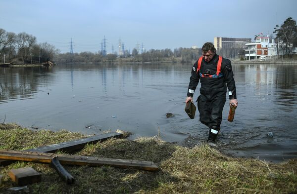 Մոսկվայում փրկարար ծառայության աշխատակիցը մաքրում է ջրային օբյեկտը  - Sputnik Արմենիա
