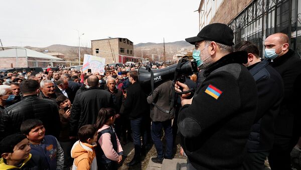 Премьер-министр Никол Пашинян общается с жителями села Уджан во время рабочего визита в Арагацотнскую область (20 марта 2021). Уджан - Sputnik Армения
