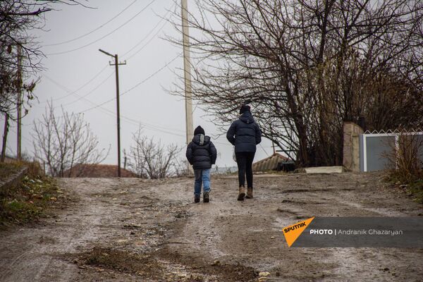 Дети на улице Карагезяна в Иджеване - Sputnik Армения
