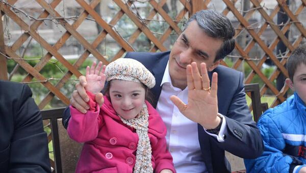 Омбудсмен Арман Татоян с детьми с синдромом Дауна - Sputnik Армения
