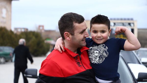 5-летний Давид Петросян с отцом Юрой Петросяном - Sputnik Армения