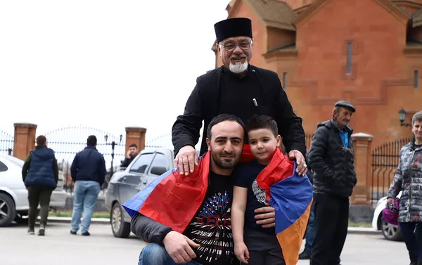 5-летний Давид Петросян с тренером (внизу) 5-летний Давид Петросян с тренером (внизу) - Sputnik Армения