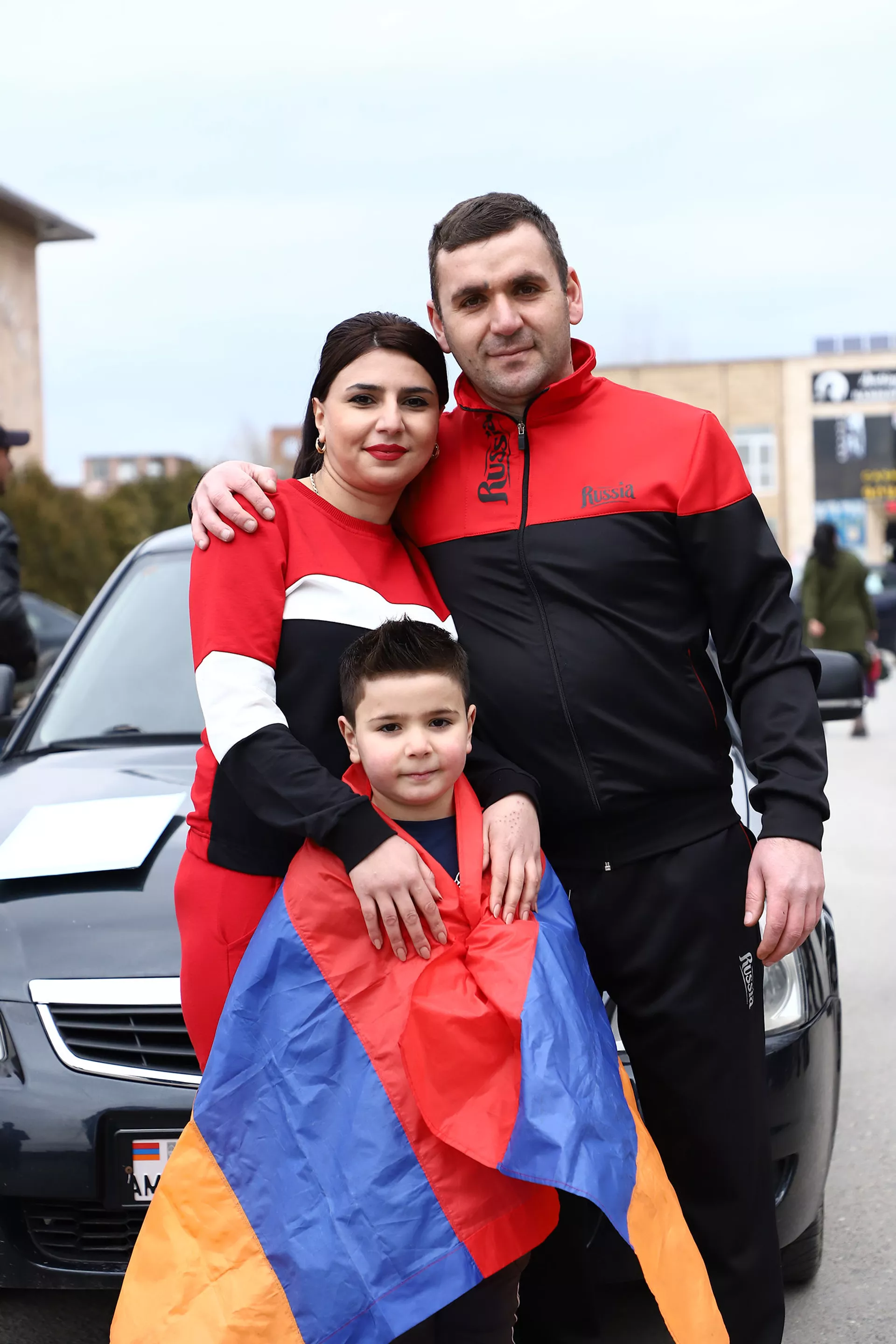 Двумя пальцами сдвинул две Lada Priora: 5-летний Давид Петросян установил новый рекорд Двумя пальцами сдвинул две Lada Priora: 5-летний Давид Петросян установил новый рекорд - Sputnik Армения, 1920, 21.03.2021