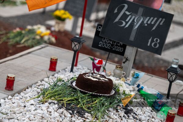 Торт со свечками на могиле Эдгара в военном пантеоне Ераблур - Sputnik Армения