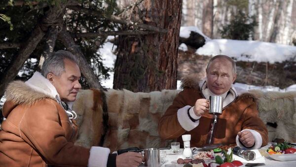 Президент РФ Владимир Путин и министр обороны Сергей Шойгу во время отдыха в тайге - Sputnik Արմենիա