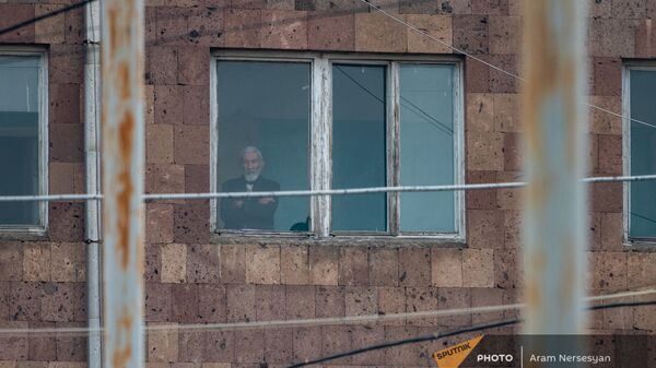 Постоялец Ереванского дома-интерната №1 смотрит в окно - Sputnik Արմենիա