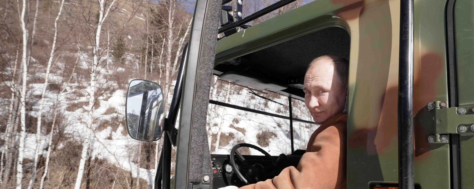 Президент РФ Владимир Путин управляет вездеходом во время прогулки в тайге - Sputnik Արմենիա, 1920, 22.03.2021