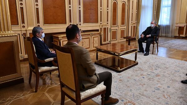 Президент Армен Саркисян встретился с лидером партии «Республика» Арамом Саркисяном и членом политсовета Артаком Зейналяном (22 марта 2021). Еревaн - Sputnik Արմենիա