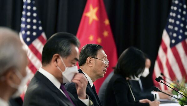 Китайская делегация на встрече со своими американскими коллегами на открытии американо-китайских переговоров в отеле Captain Cook (18 марта 2021). Аляска - Sputnik Արմենիա
