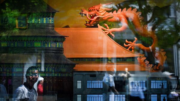Модель дракона выставлена на витрине на улице Пекина - Sputnik Армения