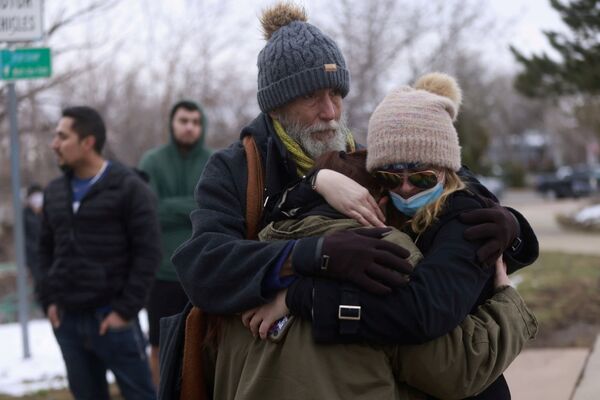 Ընտանեկան զույգը մխիթարում է ծանոթին, որը կրակոցների ժամանակ եղել է սուպերմարկետում  - Sputnik Արմենիա