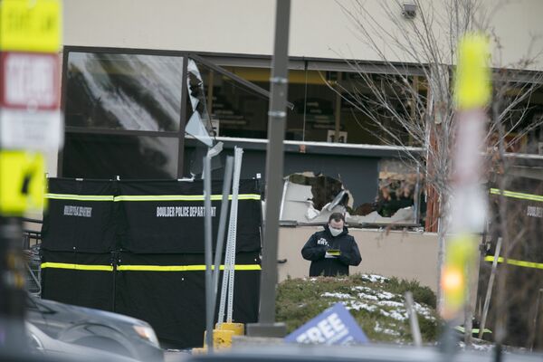 Полиция работает на месте стрельбы возле продуктового магазина King Soopers в Боулдере, штат Колорадо - Sputnik Армения