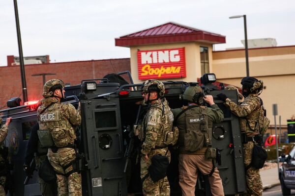Сотрудники правоохранительных органов у супермаркета King Soopers в Боулдере, штат Колорадо - Sputnik Армения