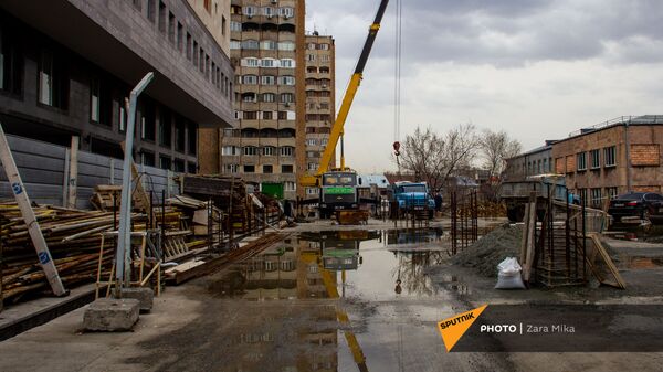 Подъемный кран на стройке на улице Еревана - Sputnik Արմենիա